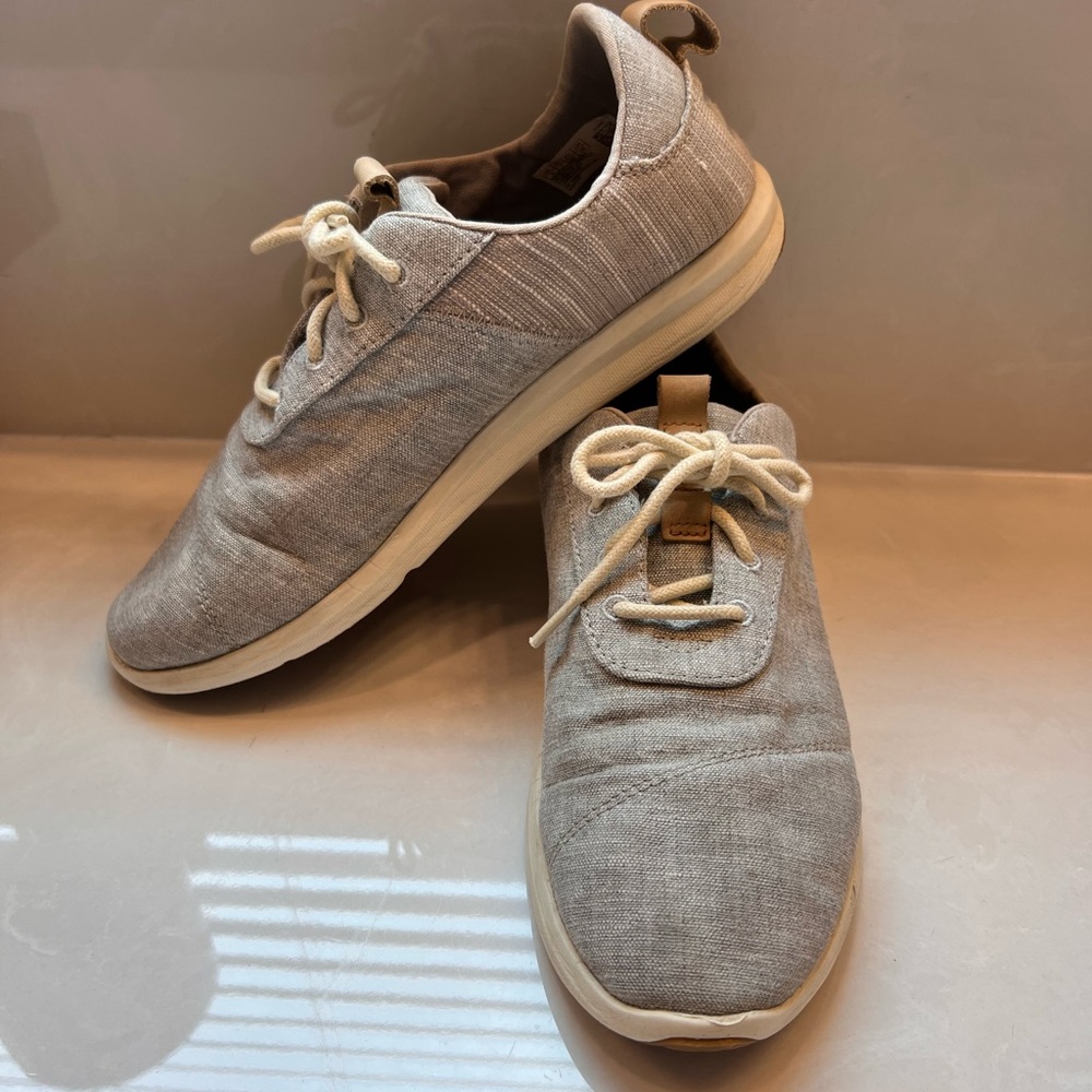 Tom’s Cabrillo sneakers size 9